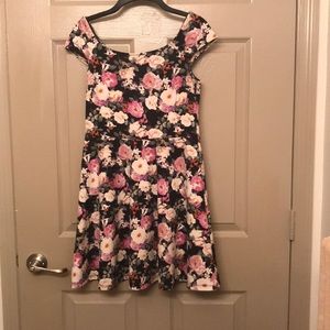 💍Dark colored off shoulder floral dress